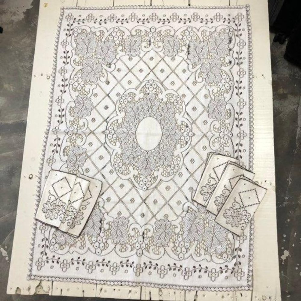 Vintage Cutwork Small Tablecloth 6 Napkin Beautiful